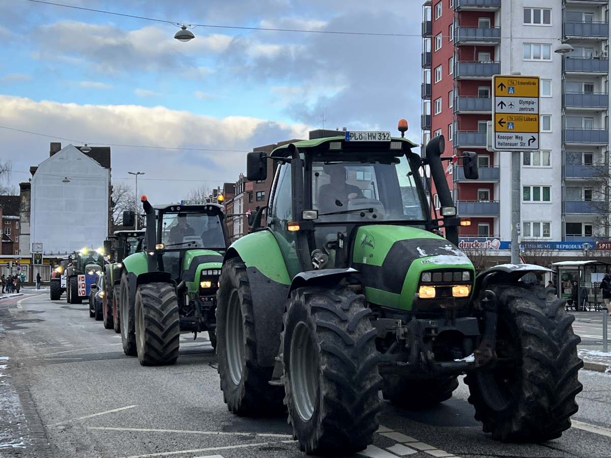 Landwirte protestieren Trecker Konvoi Kiel 8.1.2024