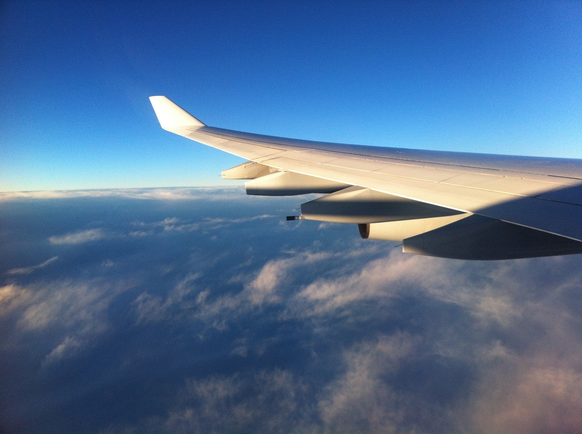 Über den Wolken im Flugzeug
