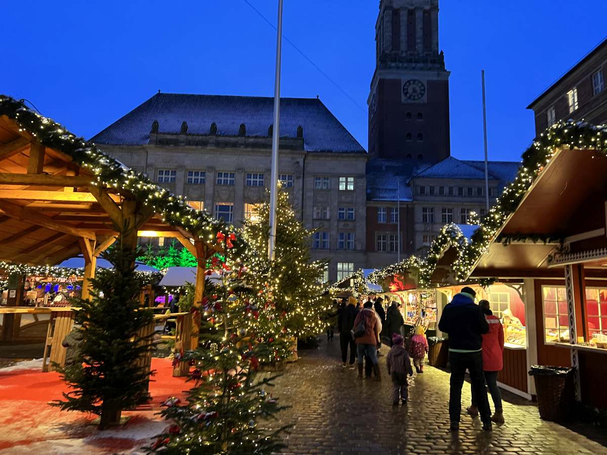 Kieler Weihnachtsdorf 2023 Weihnachtsmarkt Rathausplatz Kiel