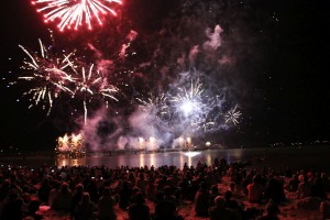 Feuerwerk am Strand Ostsee in Flammen Grömitz 2016