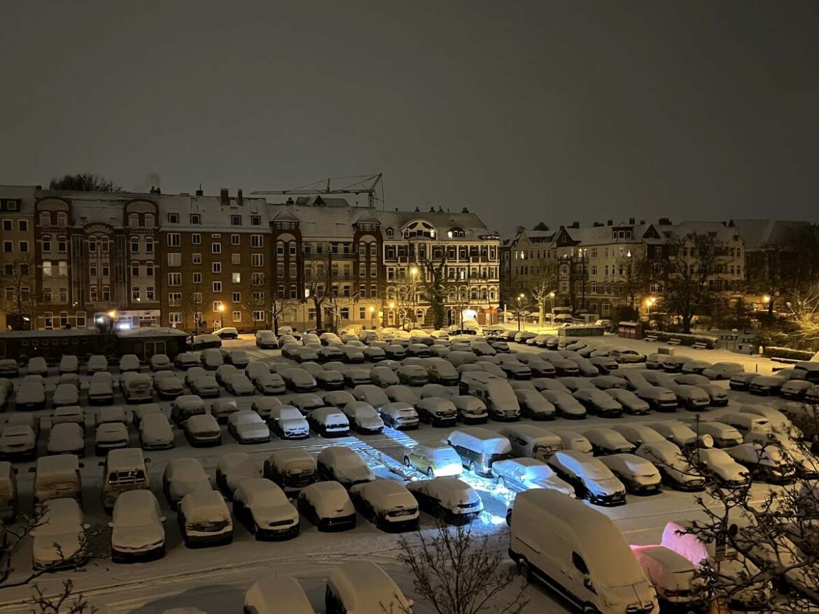 Blücherplatz Kiel Schnee bedeckt parkende Autos 29.11.2023