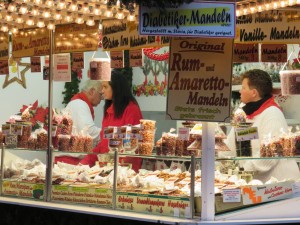 Gebrannte Mandeln und andere Leckereien auf dem Kieler Weihnachtsmarkt