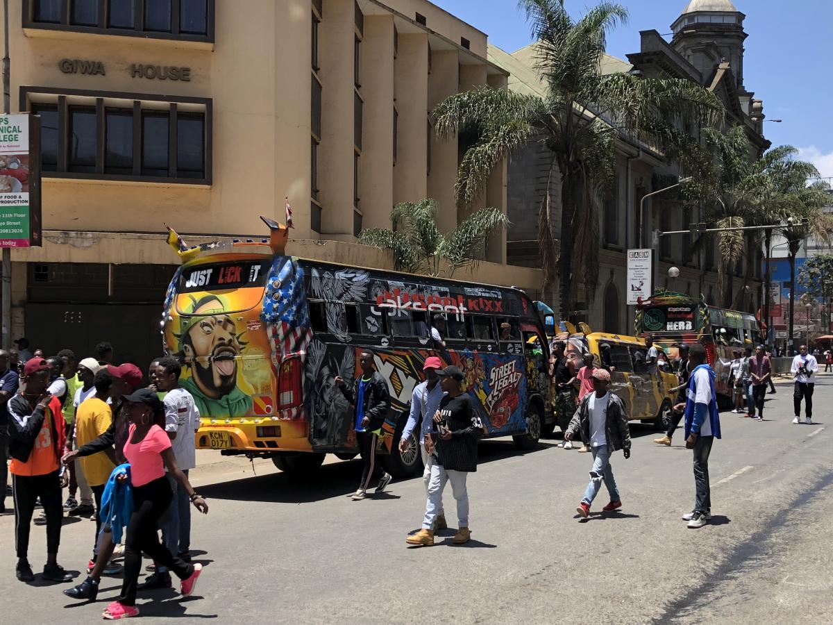 Coole Busse (Matatu) in Nairobi auf der Moi Avenue