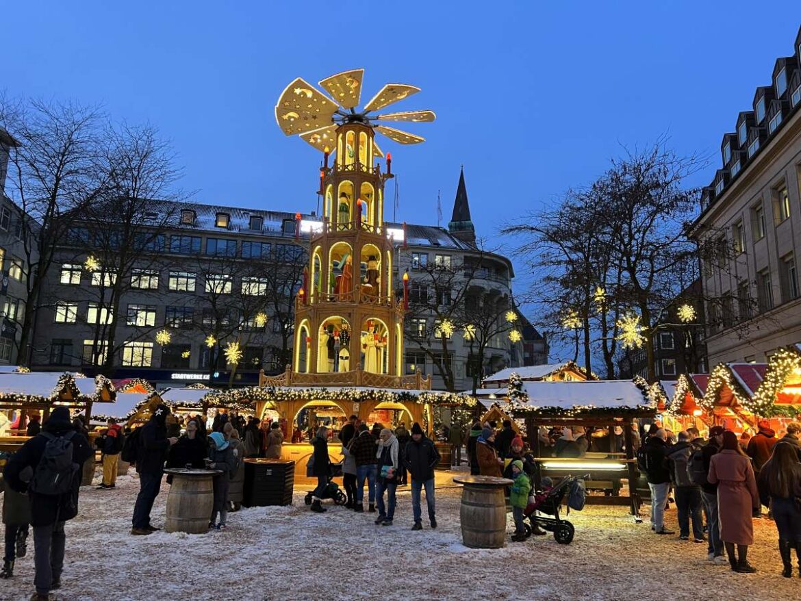 Weihnachtsmarkt Kiel Asmus-Bremer-Platz Weihnachtspyramide
